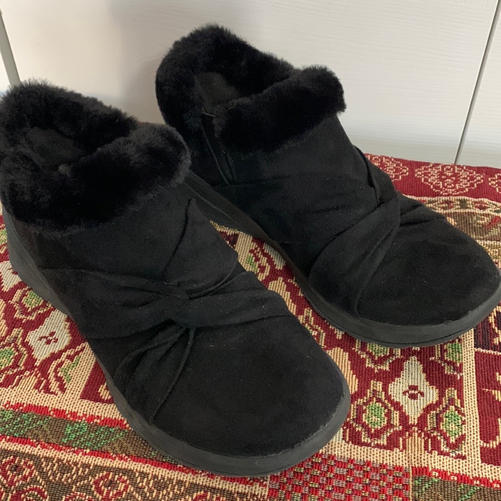 BZees comfort bootie. Worn once. Size 9W
